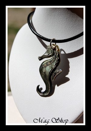 Hippocampe Marquisien Collier Nacre de Tahiti Reflets Foncés MAG.SHOP