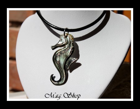 Hippocampe Marquisien Collier Nacre de Tahiti Reflets Foncés MAG.SHOP