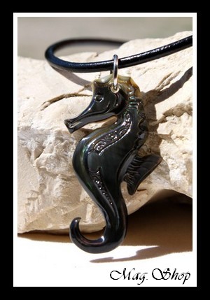 Hippocampe Marquisien Collier Nacre de Tahiti Reflets Foncés MAG.SHOP