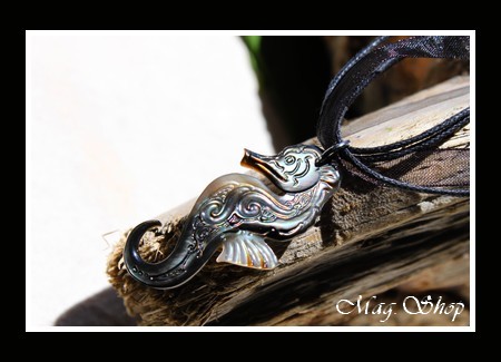 Hippocampe Vagues Collier Miti  Nacre de Tahiti Reflets Foncés MAG.SHOP