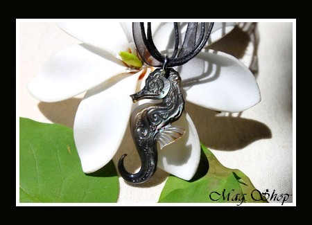 Hippocampe Vagues Collier Miti  Nacre de Tahiti Reflets Foncés MAG.SHOP