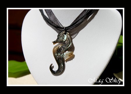 Hippocampe Vagues Collier Miti  Nacre de Tahiti Reflets Foncés MAG.SHOP