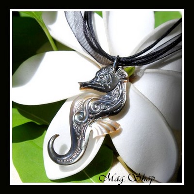 Hippocampe Vagues Collier Miti  Nacre de Tahiti Reflets Foncés MAG.SHOP