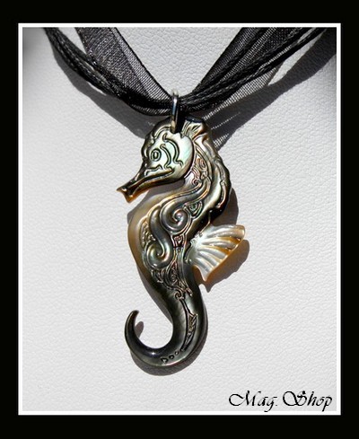 Hippocampe Vagues Collier Miti  Nacre de Tahiti Reflets Foncés MAG.SHOP