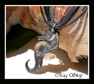 Hippocampe Vagues Collier Miti  Nacre de Tahiti Reflets Foncés MAG.SHOP