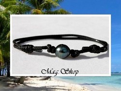 Bora-Bora Collection / Bracelet Surfeur Hitiaa Perle Semi-Baroque de Tahiti 9.80mm/D Gris/Verts/Bleus Foncés / Taille Réglable Coton Noir (photos non contractuelles)