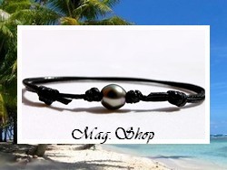 Bora-Bora Collection Vahinés / Bracelet Surfeur Hitiaa Perle Drop de Tahiti 9.25mm/D Verts Clairs / Taille Réglable Coton Noir (photos non contractuelles)