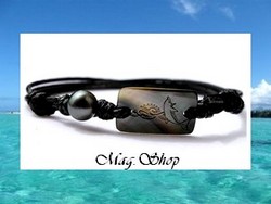 Moana Perles Collection / Bracelet Hitihere Dauphin Vagues Nacre de Tahiti 2.5cm & Perle Ronde de Tahiti 8.95mm/C Verts Foncés / Taille Réglable Coton Noir (photos non contractuelles)