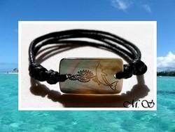 Marquises Collection / Bracelet Hitihere Dauphin Vagues Nacre de Tahiti 2.5cm Reflets Ocres Clairs / Taille Réglable Coton Noir (photos non contractuelles)