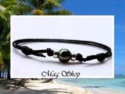 Bora-Bora Collection / Bracelet Surfeur Hitimai / Perle Cerclée de Tahiti 10.20mm/C Verts Foncés / Intercalaires Argent 925 (0.36g) / Liens Coton Noir (photos non contractuelles)