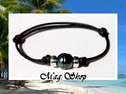 Bora-Bora Collection / Bracelet Surfeur Hitimai / Perle Cerclée de Tahiti 9.55mm/C Gris/Bleus Foncés / Intercalaires Argent 925 (0.36g) / Liens Coton Noir (photos non contractuelles)