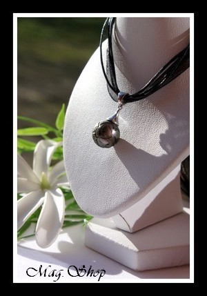 Hoaiti Collier Perle de Tahiti Gravée Fleur Hibiscus Modèle 1 MAG.SHOP