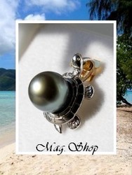 Silver Sea Collection / Collier Tortue Honu / Pendentif Argent Rhodié 925 (1.44g) Perle Semi-Baroque de Tahiti 8.75mm/B+ Reflets Gris/Verts / Cuir Noir (photos non contractuelles)