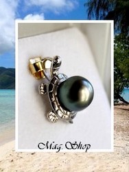 Silver Sea Collection / Collier Tortue Honu / Pendentif Argent Rhodié 925 (1.44g) Perle Semi-Baroque de Tahiti 8.80mm/B+ Reflets Gris/Verts Foncés / Cuir Noir (photos non contractuelles)