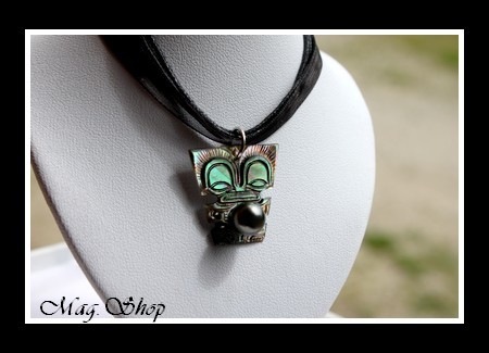 Iles Collection  Collier Miti Tiki Marquisien Sculpté & Gravé Nacre H 2.5cm de Tahiti & Perle de Tahiti MAG.SHOP