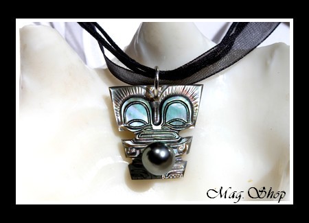 Iles Collection  Collier Miti Tiki Marquisien Sculpté & Gravé Nacre H 2.5cm de Tahiti & Perle de Tahiti MAG.SHOP