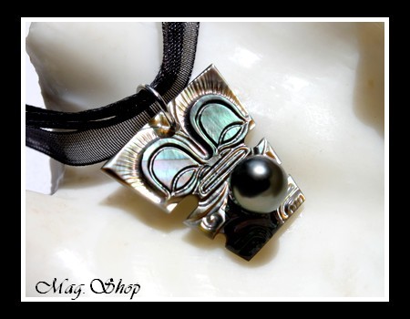 Iles Collection  Collier Miti Tiki Marquisien Sculpté & Gravé Nacre H 2.5cm de Tahiti & Perle de Tahiti MAG.SHOP