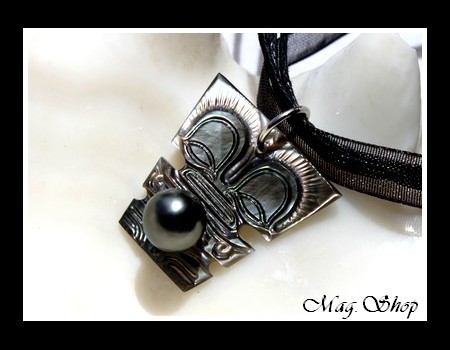 Iles Collection  Collier Miti Tiki Marquisien Sculpté & Gravé Nacre H 2.5cm de Tahiti & Perle de Tahiti MAG.SHOP