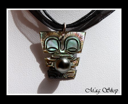 Iles Collection  Collier Miti Tiki Marquisien Sculpté & Gravé Nacre H 2.5cm de Tahiti & Perle de Tahiti MAG.SHOP