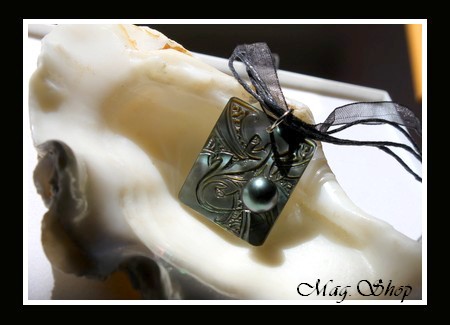 Iles Collection  Collier Rangiroa Margouillat Marquisien Nacre 3cm X 2.5cm & Perle de Tahiti MAG.SHOP