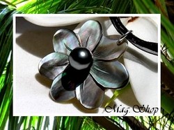 Iles Collection / Collier Mareva Fleur de Tiaré Nacre de Tahiti 3.7cm Reflets Clairs/Ocres & Demi-Perle de Tahiti 10.05mm/C Verts/Bleus Foncés / Cordons Couleur Noir (photos non contractuelles)