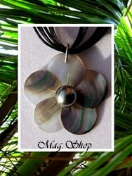 Iles Collection / Collier Mareva Fleur Hibiscus Nacre de Tahiti 3.5cm & Demi-Perle de Tahiti 9.20mm/B+ Gris Clairs Reflets Aubergines / Cordons Couleur Noir (photos non contractuelles)