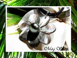 Iles Collection / Collier Mareva Fleur de Tiaré Nacre de Tahiti 3.3cm Reflets Foncés Colorés & Demi-Perle de Tahiti 7mm/A Verts Ailes de Mouche / Cordons Couleur Noir (photos non contractuelles)