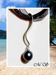 Silver Sea / Collier Iripau / Pendentif Argent Rhodié 925 (1.99g)  / Perle Semi-Baroque de Tahiti 10.45mm/B+ Reflets Bleus/Verts/Aubergines Foncés / Cordons Noirs (photos non contractuelles)