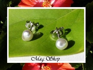 KEISHIS Collection / Boucles D'Oreilles Kamaka Perles Keishis de Tahiti Baroques 4mm Reflets Champagnes / Argent Rhodié 925 (0.42g) (photos non contractuelles)