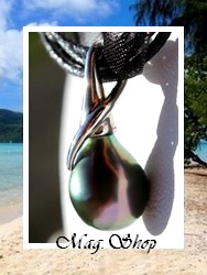 Silver Sea Collection / Collier Kauehi / Pendentif Argent 925 (0.69g) H:2.2cm / Perle Semi-Baroque de Tahiti 8.85mm/A Reflets Verts/Aubergines / Cordons Noirs (photos Contractuelles)