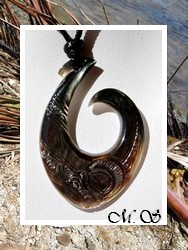 Moana Collection / Collier Hameçon Kiaora Tiki Marquisien H:4.7cm Nacre de Tahiti Reflets Ocres Foncés / Taille Réglable Coton Noir (photos contractuelles)