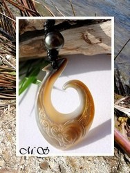Moana Perles Collection / Collier Hameçon kiaora Tiki Marquisien H:6.5cm / Nacre de Tahiti 5cm & Perle Semi-Baroque de Tahiti 10.90mm/C+ Gris/Verts Foncés /Coton Noir (photos contractuelles)