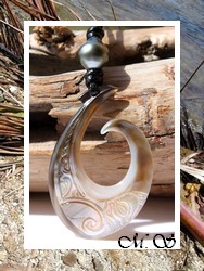 Lagon Collection / Collier Hameçon Kiaora Tiki / Nacre de Tahiti 4.7cm & Perle Cerclée de Tahiti 9.60mm/C+ / Coton Noir (photos contractuelles)