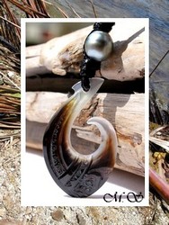Moana Perles Collection / Collier Hameçon Kiaora Tiki Marquisien / Nacre de Tahiti 4.5cm Ocres Foncés & Perle Semi-Baroque de Tahiti 10.90mm/B Gris/Bleus Clairs /Coton Noir (photos non contractuelles)