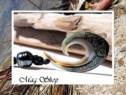 Moana Perles Collection / Collier Hameçon Kiaora Tiki / Nacre de Tahiti 4cm & Perle Semi-Baroque de Tahiti 8.25mm/B+ Reflets Bleus Foncés / Coton Noir (photos non contractuelles)