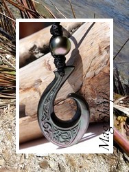 Moana Perles Collection / Collier Hameçon Kiaora Tiki / Nacre de Tahiti Reflets Ocres Foncés & Perle Semi-Ronde de Tahiti 9.45mm/B Reflets Verts / Coton Noir (photos contractuelles)