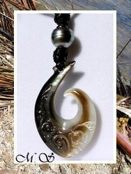 Lagon Collection / Collier Hameçon Kiaora Tiki / Nacre de Tahiti 4.7cm & Perle Cerclée de Tahiti 9.60mm/C+ / Coton Noir (photos non contractuelles)