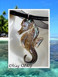 Marquises Collection / Collier Hippocampe Koei Marquisien Nacre de Tahiti H:3.9cm / Reflets Ocres / Cordons Couleur Noir (photos non contractuelles)