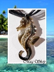 Marquises Collection / Collier Hippocampe Koei Marquisien Nacre de Tahiti H:3.8cm / Reflets Marrons/Ocres Foncés / Cordons Couleur Noir (photos non contractuelles)