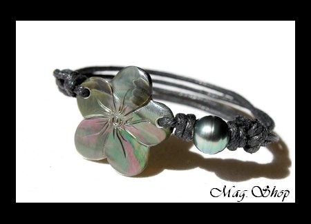 Lagon Collection Bracelet Fleur Hibiscus 2.5cm & Perle de Tahiti Reflets Verts MAG.SHOP