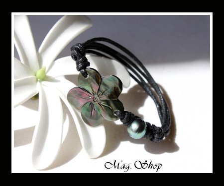 Lagon Collection Bracelet Fleur Hibiscus 2.5cm & Perle de Tahiti Reflets Verts MAG.SHOP