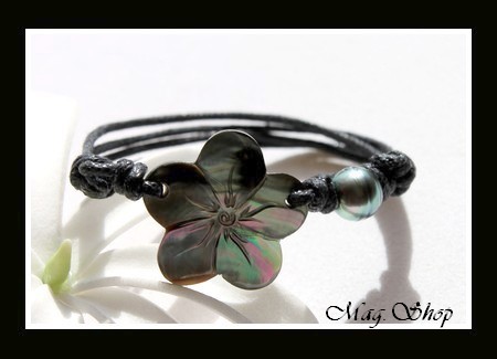 Lagon Collection Bracelet Fleur Hibiscus 2.5cm & Perle de Tahiti Reflets Verts MAG.SHOP