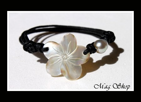 Lagon Collection  Bracelet Fleur Hibiscus Nacre de Tahiti 2.5cm Reflets Clairs & Perle Cerclée de Tahiti Reflets Blancs MAG.SHOP