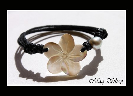 Lagon Collection  Bracelet Fleur Hibiscus Nacre de Tahiti 2.5cm Reflets Clairs & Perle Cerclée de Tahiti Reflets Blancs MAG.SHOP