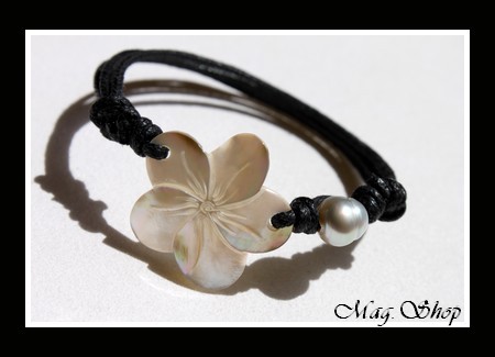 Lagon Collection  Bracelet Fleur Hibiscus Nacre de Tahiti 2.5cm Reflets Clairs & Perle Cerclée de Tahiti Reflets Blancs MAG.SHOP