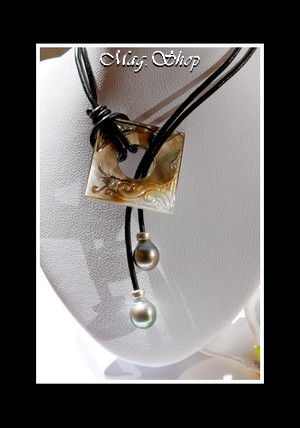 Lagon Collection  Collier Fakarava Gravures Vagues  Nacre 2.5cm & 2 Perles Baroques de Tahiti MAG.SHOP