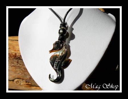 Lagon Collection  Collier Hippocampe Marquisien Nacre de Tahiti H4cm & Perle Cerclée de Tahiti Reflets Verts Foncés MAG.SHOP
