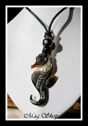 Lagon Collection  Collier Hippocampe Marquisien Nacre de Tahiti H4cm & Perle Cerclée de Tahiti Reflets Verts Foncés MAG.SHOP
