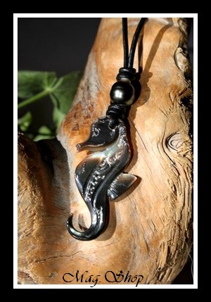 Lagon Collection  Collier Hippocampe Marquisien Nacre de Tahiti H4cm & Perle Cerclée de Tahiti Reflets Verts Foncés MAG.SHOP