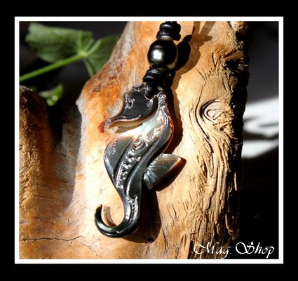 Lagon Collection  Collier Hippocampe Marquisien Nacre de Tahiti H4cm & Perle Cerclée de Tahiti Reflets Verts Foncés MAG.SHOP
